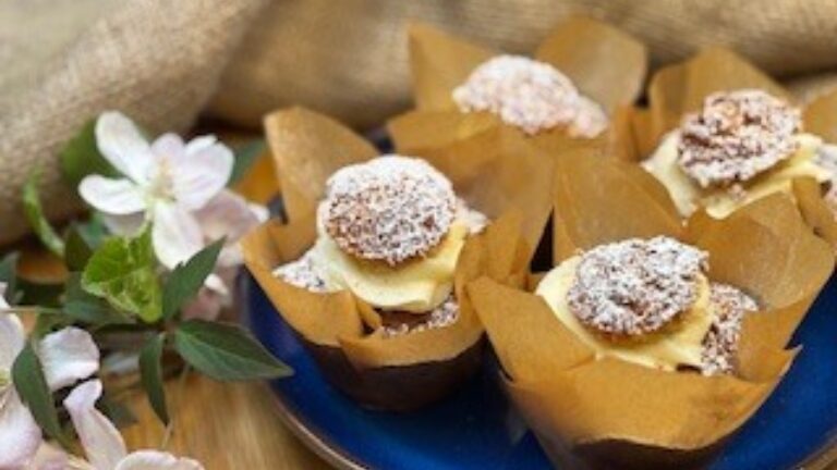 Rhubarb and Ginger Love Buns